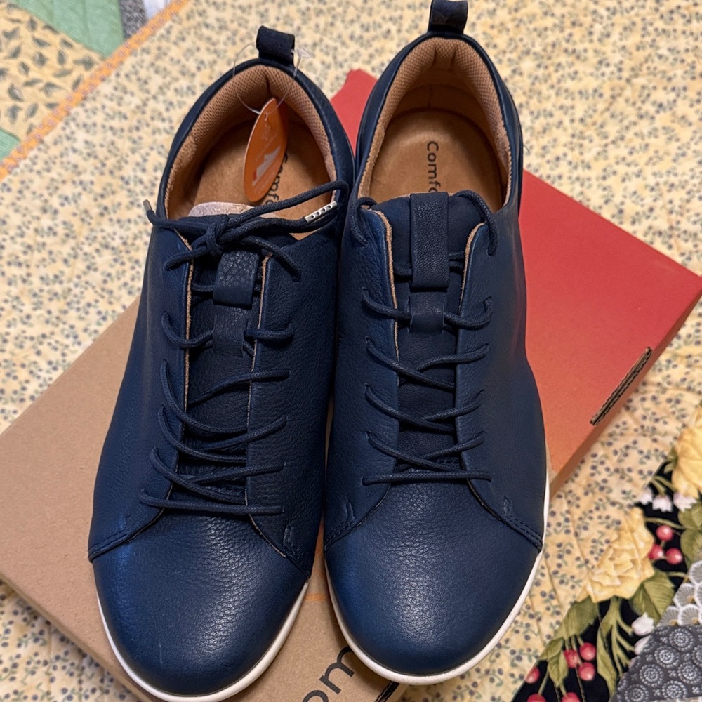 đ NWT đComfortiva CAYSON Women's WIDE Dark Blue Sneakers - Picture 2 of 3